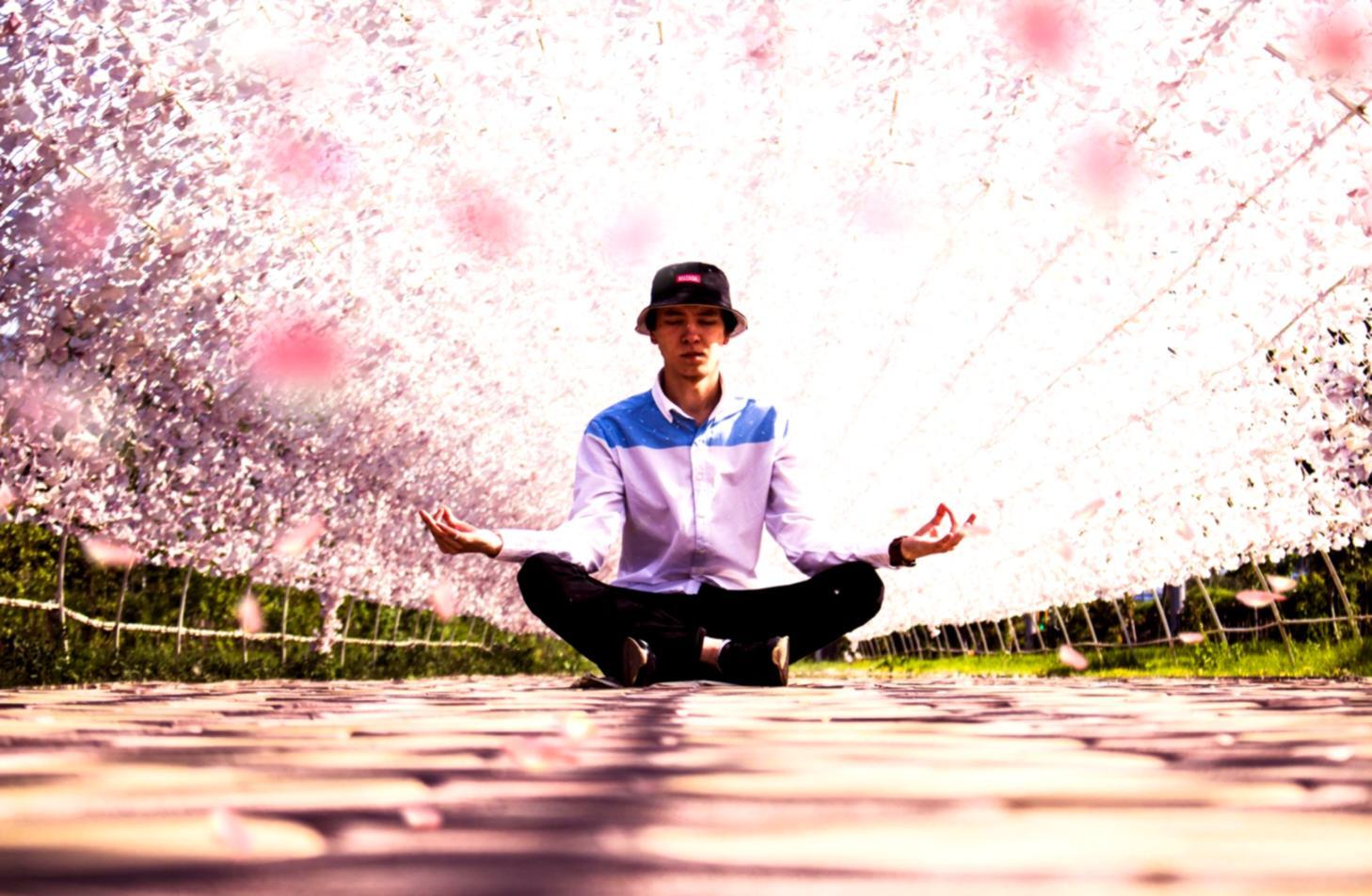 Person bei Achtsamkeitsübung in ruhiger Atmosphäre