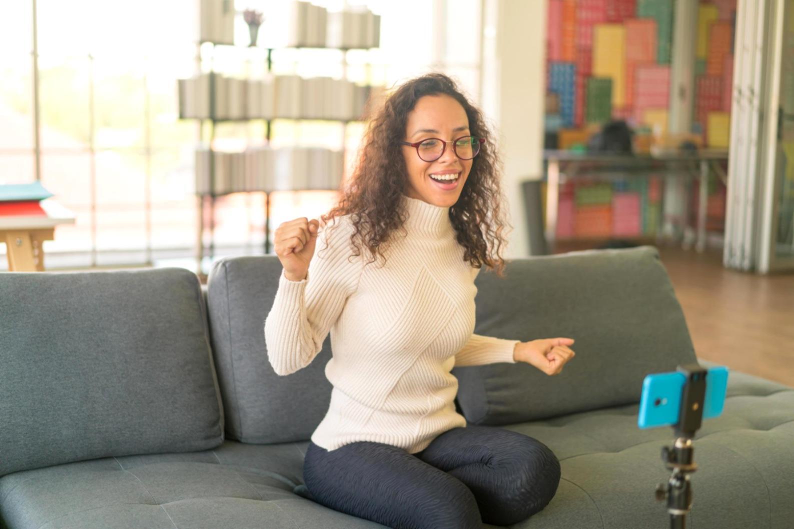 Achtsame Momente in der Natur - Menschen bei einer gemeinsamen Reflexionsübung