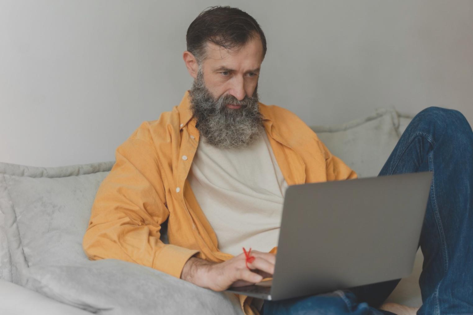 Person in meditativer Haltung in natürlicher Umgebung